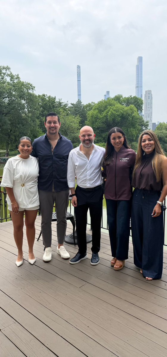ligaprocorp's tweet photo. 📍Nuestro presidente @miguelloor se reunió con Gicela Andrade, Cónsul General del Ecuador en New York para tratar diversos temas. 👏🏻

Estos espacios son importantes y valiosos para abrir puertas, compartir ideas y trabajar en colaboración a futuro. 💪🏻

#LigaProInstitucional 🇪🇨💯 https://t.co/hJheo8afNy