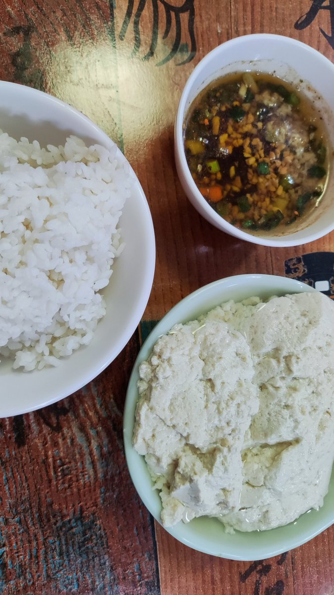 YvHzDmSQjJtHRTA's tweet photo. [Late night craving fixed. Steaming pork bone soup with fluffy rice at this tiny spot—warmth hits different when the clock hits 12.]， https://t.co/3lXd9DAz7Q