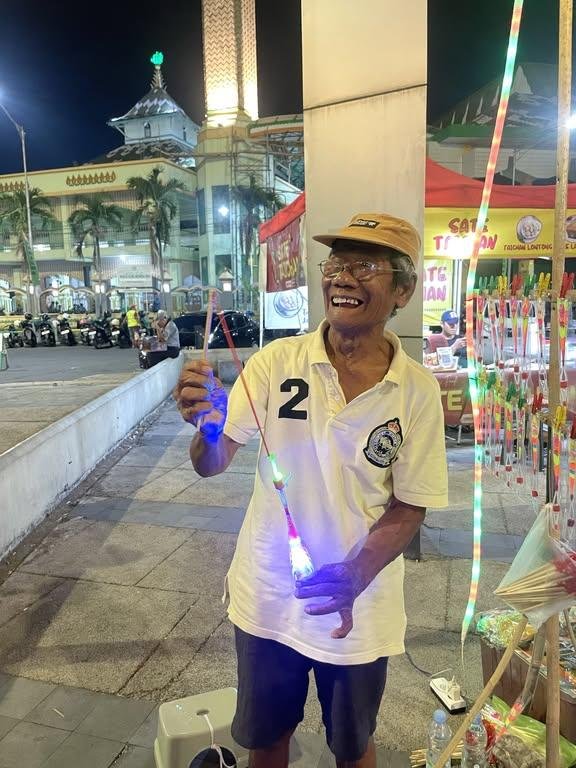 LiaAfri03881071's tweet photo. SEMARANG!!!! Twitter do your magic✨✨✨ plis buat kalian yg main di alun alun kauman semarang plis larisin dagangan mainan kakek ini😭💖 lucu dan seru kok mainannya btw kakeknya jualan jusami doang disini😭😭😭 daritadi jualannya sepi😭 kakeknya udah sepuh banget bahkan tadi jualinnya tangannya geter😭 harusnya usia segini dan semalam ini kakeknya harusnya istirahat gasiiiii😭😭😭plis guys bantu larisin yaa😭 sedih banget woy😭😭😭
cc: dithara_