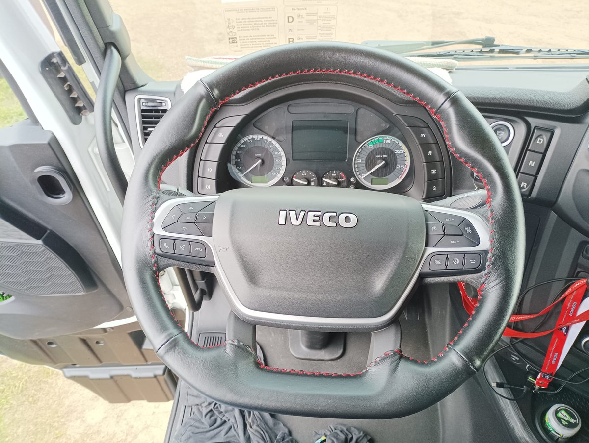 CUBREVOLANTES's tweet photo. 🚛 ¡Dale un toque de lujo y confort a tu vehículo!
En Cubrevolantes Cuero, somos especialistas en la confección de cubrevolantes en cuero genuino a medida.
📍 ¿Querés el tuyo? No esperes más para mejorar tu experiencia al volante. 📲 Contactanos al 093 905 425 
 #IvecoSway480 https://t.co/Zyxd1zFmBH