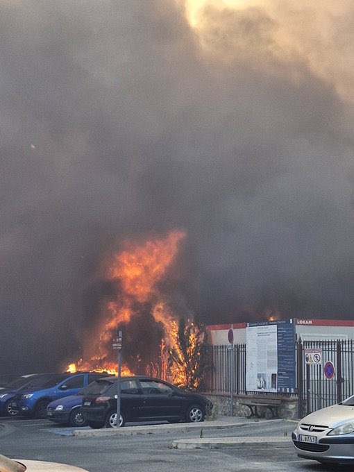 AlainGoudey's tweet photo. 🔴 URGENT, les Pyrénées-Orientales, ça empire ! 

➡️ L’incendie autour d’Ille-sur-Têt échappe à tout contrôle. Il vient de pénétrer le massif des Aspres et a déjà ravagé plus de 2 000 hectares : c’est le plus gros feu de l’année en France‼️

Ce qu’il faut savoir 👇

🏘️ Ille-sur-Têt (5 500 hab.) entièrement évacuée
🚨 +10 000 personnes évacuées dans une vingtaine de communes
👨‍🚒 Le préfet appelle les entreprises à libérer leurs pompiers volontaires
🩹 1 pompier et 1 habitant blessés, en urgence absolue
🚴 Le Tour de France adapte son étape de lundi, qui se courra « sans public »

La nuit va être très longue … courage à tous mes amis dans la zone ! 

#incendies
