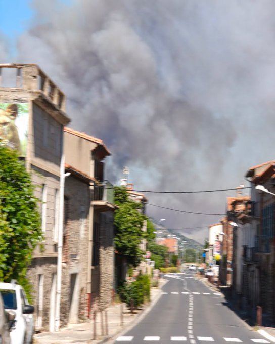 AlainGoudey's tweet photo. 🔴 URGENT, les Pyrénées-Orientales, ça empire ! 

➡️ L’incendie autour d’Ille-sur-Têt échappe à tout contrôle. Il vient de pénétrer le massif des Aspres et a déjà ravagé plus de 2 000 hectares : c’est le plus gros feu de l’année en France‼️

Ce qu’il faut savoir 👇

🏘️ Ille-sur-Têt (5 500 hab.) entièrement évacuée
🚨 +10 000 personnes évacuées dans une vingtaine de communes
👨‍🚒 Le préfet appelle les entreprises à libérer leurs pompiers volontaires
🩹 1 pompier et 1 habitant blessés, en urgence absolue
🚴 Le Tour de France adapte son étape de lundi, qui se courra « sans public »

La nuit va être très longue … courage à tous mes amis dans la zone ! 

#incendies