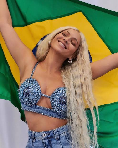 gabibierr's tweet photo. acho que a beyoncé tinha que aparecer na arquibancada pra dar sorte pro brasil https://t.co/5UKBFTD6fY