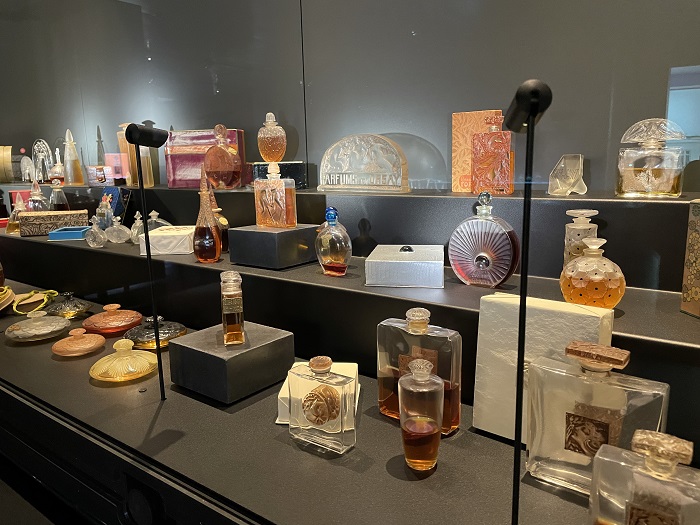 F_Desouche's tweet photo. Wingen-sur-Moder (67) : le musée Lalique a été cambriolé, « quelques millions » d’euros de bijoux dérobés. La société de surveillance n’a pas appelé les gendarmes qui ont été prévenus par la femme de ménage  https://t.co/93tX5mFyBa https://t.co/8RPWvSl9dN