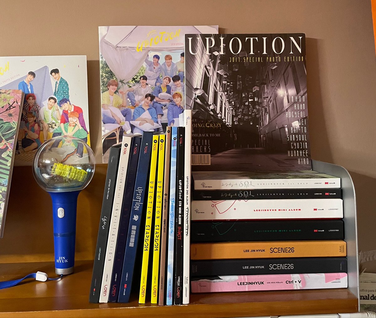 y2aemin's tweet photo. this is how i have it put
yes the lighstick is broken (there was a little earthquake at night and it fell of the shelf) https://t.co/Dq0hpciMYb