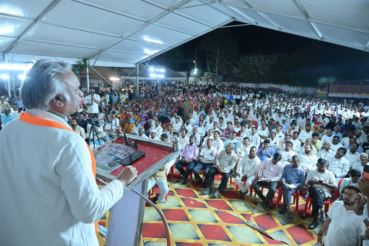 PriyankKharge's tweet photo. ಯಶಸ್ಸಿನ ಮೆರವಣಿಗೆಗೆ ಕಲಬುರಗಿ ಹಾಗೂ ಚಿತ್ತಾಪುರದ ಜನರ ಪ್ರೀತಿಯೇ ಅಂಬಾರಿ.
ಅವರ ಹೃದಯಪೂರ್ವಕ ಹಾರೈಕೆಗಳಿಗೆ, ನಿಸ್ವಾರ್ಥ ಬೆಂಬಲಕ್ಕೆ ಮತ್ತು ನಿರಂತರ ವಿಶ್ವಾಸಕ್ಕೆ ನಾನು ಸದಾ ಅಭಾರಿ.

ಕಲಬುರಗಿಗೆ ಭೇಟಿ ನೀಡಿದ ಸಂದರ್ಭದಲ್ಲಿ, ಬೃಹತ್ ಸಂಖ್ಯೆಯಲ್ಲಿ ಸೇರಿದ್ದ ಜನತೆ, ಅಪಾರ ಸಂಖ್ಯೆಯ ಕಾಂಗ್ರೆಸ್ ಕಾರ್ಯಕರ್ತರು, ಮುಖಂಡರು ಹಾಗೂ ಹಿತೈಷಿಗಳು ತೋರಿದ ಪ್ರೀತಿ ನಿಜಕ್ಕೂ ಅನನ್ಯವಾದುದು. ಅದು ಕೇವಲ ಸ್ವಾಗತವಾಗಿರಲಿಲ್ಲ, ಅದು ನನ್ನ ಮೇಲೆ ಇಟ್ಟಿರುವ ನಂಬಿಕೆಯ ಮತ್ತು ಜವಾಬ್ದಾರಿಯ ಸ್ಪಷ್ಟ ಅಭಿವ್ಯಕ್ತಿ.

ಜನರ ಈ ಪ್ರೀತಿ ನನ್ನ ಉತ್ಸಾಹವನ್ನು ಇನ್ನಷ್ಟು ಹೆಚ್ಚಿಸುತ್ತದೆ. ಅದೇ ಸಮಯದಲ್ಲಿ, ಅವರ ನಿರೀಕ್ಷೆಗಳು ಮತ್ತು ಆಶಯಗಳನ್ನು ಈಡೇರಿಸುವ ಜವಾಬ್ದಾರಿಯನ್ನೂ ಇನ್ನಷ್ಟು ಗಟ್ಟಿಗೊಳಿಸುತ್ತದೆ.

ಕಲಬುರಗಿ ಮತ್ತು ಚಿತ್ತಾಪುರ ನನ್ನ ರಾಜಕೀಯ ಜೀವನದ ಶಕ್ತಿ, ನನ್ನ ಹೋರಾಟದ ಪ್ರೇರಣೆ, ನನ್ನ ಸೇವಾಕಲ್ಪದ ಮೂಲ. ಇಲ್ಲಿನ ಜನರ ವಿಶ್ವಾಸವೇ ನನ್ನ ಬಲ. ಅವರ ಆಶೀರ್ವಾದವೇ ನನ್ನ ಮುಂದಿನ ದಾರಿ.

ನನ್ನ ಮೇಲಿಟ್ಟಿರುವ ಈ ಅಪಾರ ಪ್ರೀತಿ ಮತ್ತು ವಿಶ್ವಾಸಕ್ಕೆ ಪ್ರತಿಯಾಗಿ, ಜನರ ಹಿತಕ್ಕಾಗಿ, ಕಲಬುರಗಿ ಹಾಗೂ ಚಿತ್ತಾಪುರದ ಸಮಗ್ರ ಅಭಿವೃದ್ಧಿಗಾಗಿ ಇನ್ನಷ್ಟು ಬದ್ಧತೆಯಿಂದ, ಇನ್ನಷ್ಟು ಶ್ರಮದಿಂದ ಕೆಲಸ ಮಾಡುತ್ತೇನೆ.

ನಿಮ್ಮ ಪ್ರೀತಿ ನನ್ನ ಹೆಮ್ಮೆ.
ನಿಮ್ಮ ವಿಶ್ವಾಸ ನನ್ನ ಜವಾಬ್ದಾರಿ.
ನಿಮ್ಮ ಆಶೀರ್ವಾದ ನನ್ನ ಶಕ್ತಿ.