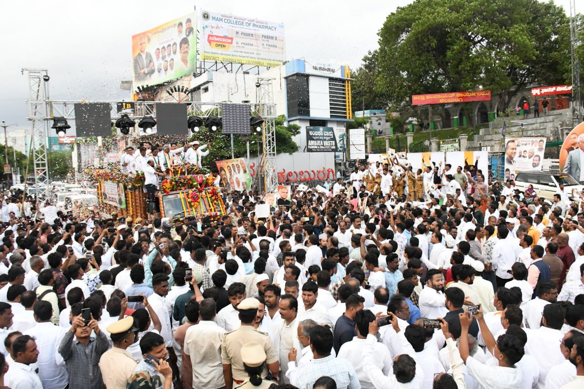 PriyankKharge's tweet photo. ಯಶಸ್ಸಿನ ಮೆರವಣಿಗೆಗೆ ಕಲಬುರಗಿ ಹಾಗೂ ಚಿತ್ತಾಪುರದ ಜನರ ಪ್ರೀತಿಯೇ ಅಂಬಾರಿ.
ಅವರ ಹೃದಯಪೂರ್ವಕ ಹಾರೈಕೆಗಳಿಗೆ, ನಿಸ್ವಾರ್ಥ ಬೆಂಬಲಕ್ಕೆ ಮತ್ತು ನಿರಂತರ ವಿಶ್ವಾಸಕ್ಕೆ ನಾನು ಸದಾ ಅಭಾರಿ.

ಕಲಬುರಗಿಗೆ ಭೇಟಿ ನೀಡಿದ ಸಂದರ್ಭದಲ್ಲಿ, ಬೃಹತ್ ಸಂಖ್ಯೆಯಲ್ಲಿ ಸೇರಿದ್ದ ಜನತೆ, ಅಪಾರ ಸಂಖ್ಯೆಯ ಕಾಂಗ್ರೆಸ್ ಕಾರ್ಯಕರ್ತರು, ಮುಖಂಡರು ಹಾಗೂ ಹಿತೈಷಿಗಳು ತೋರಿದ ಪ್ರೀತಿ ನಿಜಕ್ಕೂ ಅನನ್ಯವಾದುದು. ಅದು ಕೇವಲ ಸ್ವಾಗತವಾಗಿರಲಿಲ್ಲ, ಅದು ನನ್ನ ಮೇಲೆ ಇಟ್ಟಿರುವ ನಂಬಿಕೆಯ ಮತ್ತು ಜವಾಬ್ದಾರಿಯ ಸ್ಪಷ್ಟ ಅಭಿವ್ಯಕ್ತಿ.

ಜನರ ಈ ಪ್ರೀತಿ ನನ್ನ ಉತ್ಸಾಹವನ್ನು ಇನ್ನಷ್ಟು ಹೆಚ್ಚಿಸುತ್ತದೆ. ಅದೇ ಸಮಯದಲ್ಲಿ, ಅವರ ನಿರೀಕ್ಷೆಗಳು ಮತ್ತು ಆಶಯಗಳನ್ನು ಈಡೇರಿಸುವ ಜವಾಬ್ದಾರಿಯನ್ನೂ ಇನ್ನಷ್ಟು ಗಟ್ಟಿಗೊಳಿಸುತ್ತದೆ.

ಕಲಬುರಗಿ ಮತ್ತು ಚಿತ್ತಾಪುರ ನನ್ನ ರಾಜಕೀಯ ಜೀವನದ ಶಕ್ತಿ, ನನ್ನ ಹೋರಾಟದ ಪ್ರೇರಣೆ, ನನ್ನ ಸೇವಾಕಲ್ಪದ ಮೂಲ. ಇಲ್ಲಿನ ಜನರ ವಿಶ್ವಾಸವೇ ನನ್ನ ಬಲ. ಅವರ ಆಶೀರ್ವಾದವೇ ನನ್ನ ಮುಂದಿನ ದಾರಿ.

ನನ್ನ ಮೇಲಿಟ್ಟಿರುವ ಈ ಅಪಾರ ಪ್ರೀತಿ ಮತ್ತು ವಿಶ್ವಾಸಕ್ಕೆ ಪ್ರತಿಯಾಗಿ, ಜನರ ಹಿತಕ್ಕಾಗಿ, ಕಲಬುರಗಿ ಹಾಗೂ ಚಿತ್ತಾಪುರದ ಸಮಗ್ರ ಅಭಿವೃದ್ಧಿಗಾಗಿ ಇನ್ನಷ್ಟು ಬದ್ಧತೆಯಿಂದ, ಇನ್ನಷ್ಟು ಶ್ರಮದಿಂದ ಕೆಲಸ ಮಾಡುತ್ತೇನೆ.

ನಿಮ್ಮ ಪ್ರೀತಿ ನನ್ನ ಹೆಮ್ಮೆ.
ನಿಮ್ಮ ವಿಶ್ವಾಸ ನನ್ನ ಜವಾಬ್ದಾರಿ.
ನಿಮ್ಮ ಆಶೀರ್ವಾದ ನನ್ನ ಶಕ್ತಿ.