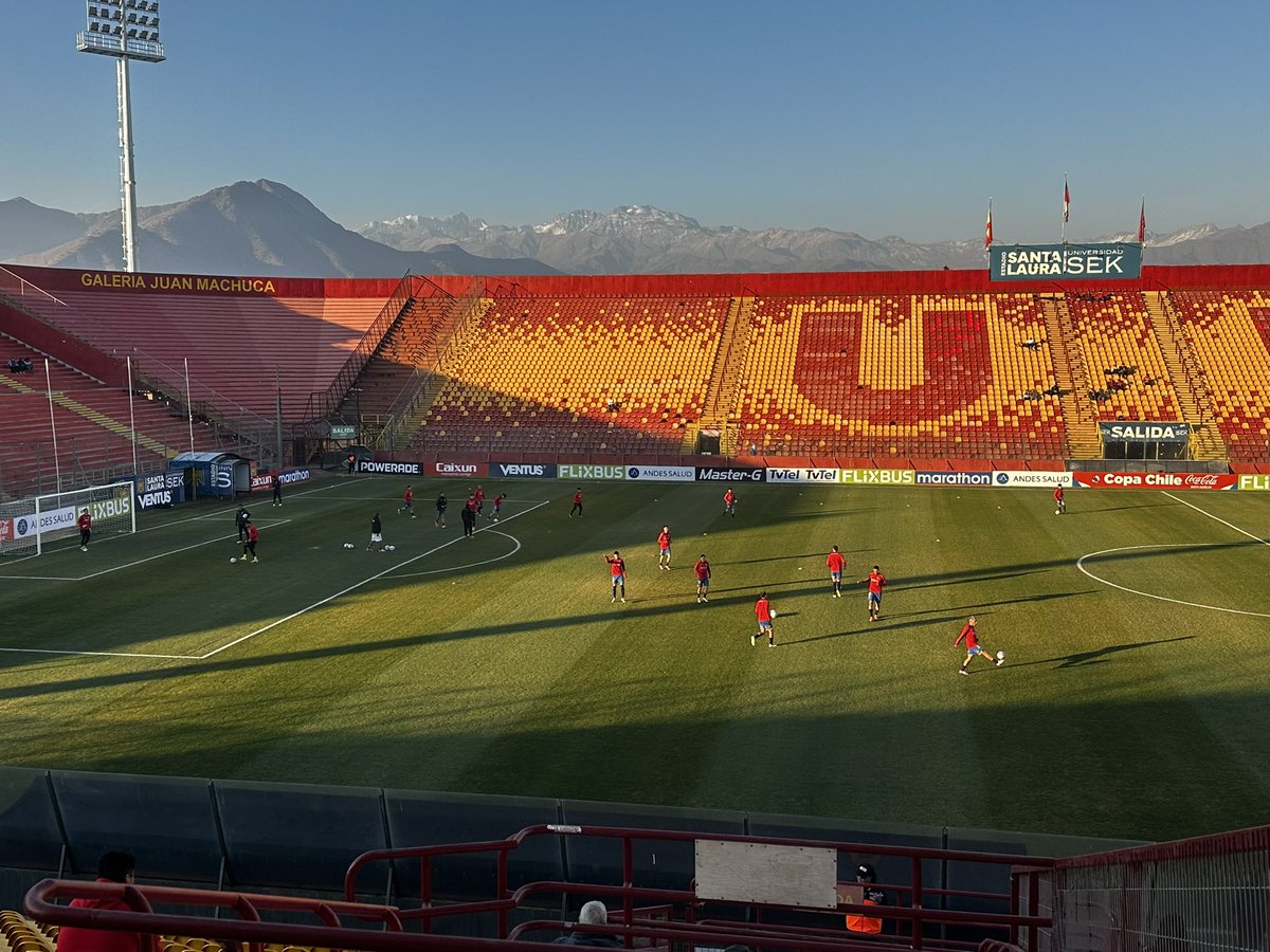 DJaraRamirez's tweet photo. El plantel de Unión Española ya se encuentra en la cancha realizando la entrada en calor para el duelo de esta tarde. @enelcamarin https://t.co/jz8aG622cj