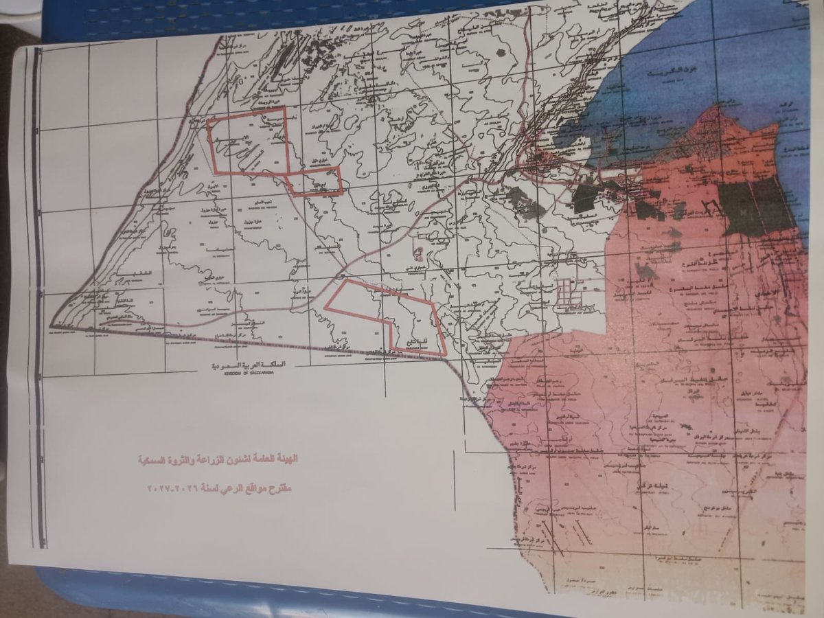 r_cattle_kw's tweet photo. رئيس الجمعية الكويتية للثروة الحيوانية والأمن الغذائي يبحث مع مدير عام #هيئة_الزراعة تطوير #مناطق_الرعي ودعم مربي #الثروة_الحيوانية

اجتمع رئيس مجلس إدارة الجمعية الكويتية للثروة الحيوانية والأمن الغذائي الأستاذ #جمال_الحربي  يرافقه عضو مجلس الإدارة الأستاذ #خالد_السبيعي 
 مع سعادة مدير عام الهيئة العامة لشؤون الزراعة والثروة السمكية م. #سالم_الحاي وذلك لبحث عدد من الملفات المتعلقة بتطوير قطاع الثروة الحيوانية وتعزيز الأمن الغذائي في #دولة_الكويت.

وخلال الاجتماع، سلّمت الجمعية كتابين رسميين للهيئة، تضمنا عدداً من المقترحات والمطالب التي تصب في مصلحة مربي الثروة الحيوانية، حيث تناول الكتاب الأول مقترحات تعديل وتوسعة مناطق الرعي، مرفقاً بخريطة تفصيلية أعدتها الجمعية توضح المواقع المقترحة.

وأكدت الجمعية خلال اللقاء تحفظها على مناطق الرعي المطروحة حالياً، لكونها لا تلبي احتياجات المربين من حيث قلة المساحات المخصصة للرعي وانخفاض عدد المواقع، الأمر الذي لا يواكب حجم الثروة الحيوانية ومتطلبات دعم الأمن الغذائي.

وقد أبدى مدير عام الهيئة قناعته بما تضمنه الكتاب والخريطة من مقترحات، ووعد بعرض الموضوع ومناقشته مع مجلس إدارة الهيئة لاتخاذ ما يلزم بشأنه.

كما ناقش الاجتماع أهمية وضع آلية منظمة للرعي داخل المحميات، بما يتوافق مع قانون الرعي والاشتراطات البيئية، حيث أبدى مدير عام الهيئة تفهماً لهذا المقترح، ووعد بمخاطبة الهيئة العامة للبيئة لبحث آلية مناسبة تحقق المحافظة على البيئة وتلبي احتياجات المربين.

وتناول الكتاب الثاني عدداً من المقترحات والمطالب الخاصة بقطاع الثروة الحيوانية، أبرزها:

التوسع في مناطق الرعي وإعادة النظر في توزيعها بما يخدم المربين.
تنظيم الرعي في بعض المواقع بالتنسيق مع الجهات المعنية.
توجيه الدعم لمستحقيه بما يعزز استقرار قطاع الثروة الحيوانية.
توفير التحصينات البيطرية اللازمة للمربين بصورة مستمرة.
دعم المنتج المحلي وتشجيع المربين باعتبارهم أحد ركائز الأمن الغذائي.
إعادة النظر في بعض الضوابط التي تؤثر على استدامة الإنتاج وتنمية الثروة الحيوانية.

وأكدت الجمعية في ختام الاجتماع حرصها على التعاون مع الهيئة العامة لشؤون الزراعة والثروة السمكية وجميع الجهات ذات العلاقة، بما يسهم في تطوير قطاع الثروة الحيوانية، وتحقيق مستهدفات الأمن الغذائي، وتوفير بيئة مناسبة للمربين تمكنهم من زيادة الإنتاج الوطني.

#الجمعية_الكويتية_للثروة_الحيوانية_والأمن_الغذائي