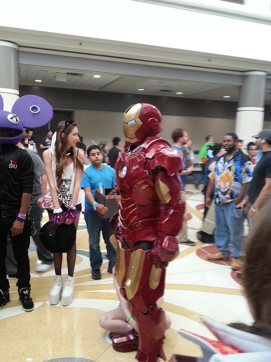 Finalblueman's tweet photo. @CHEFPK3 I have photos from Momocon 2015 and even then it felt things were getting alittle crowded. I can't even imagine now. https://t.co/54x3Wp5cKy
