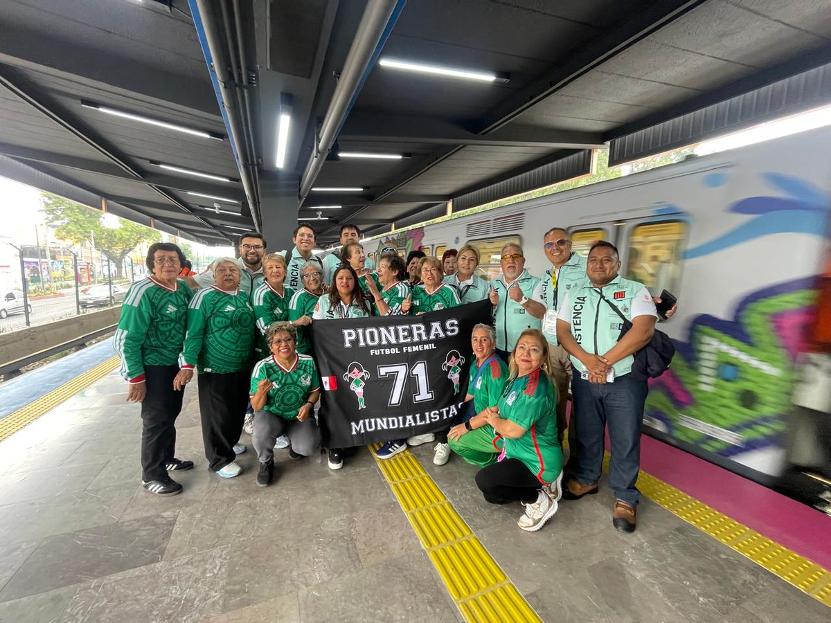 ClaraBrugadaM's tweet photo. Las pioneras del 71, seleccionadas mexicanas en el Mundial de México, apoyan a nuestra Selección en el partido México vs Inglaterra. 

¡Las mujeres que abrieron el camino para el futbol femenil en nuestro país hoy están presentes! https://t.co/2y4qfOXhB8