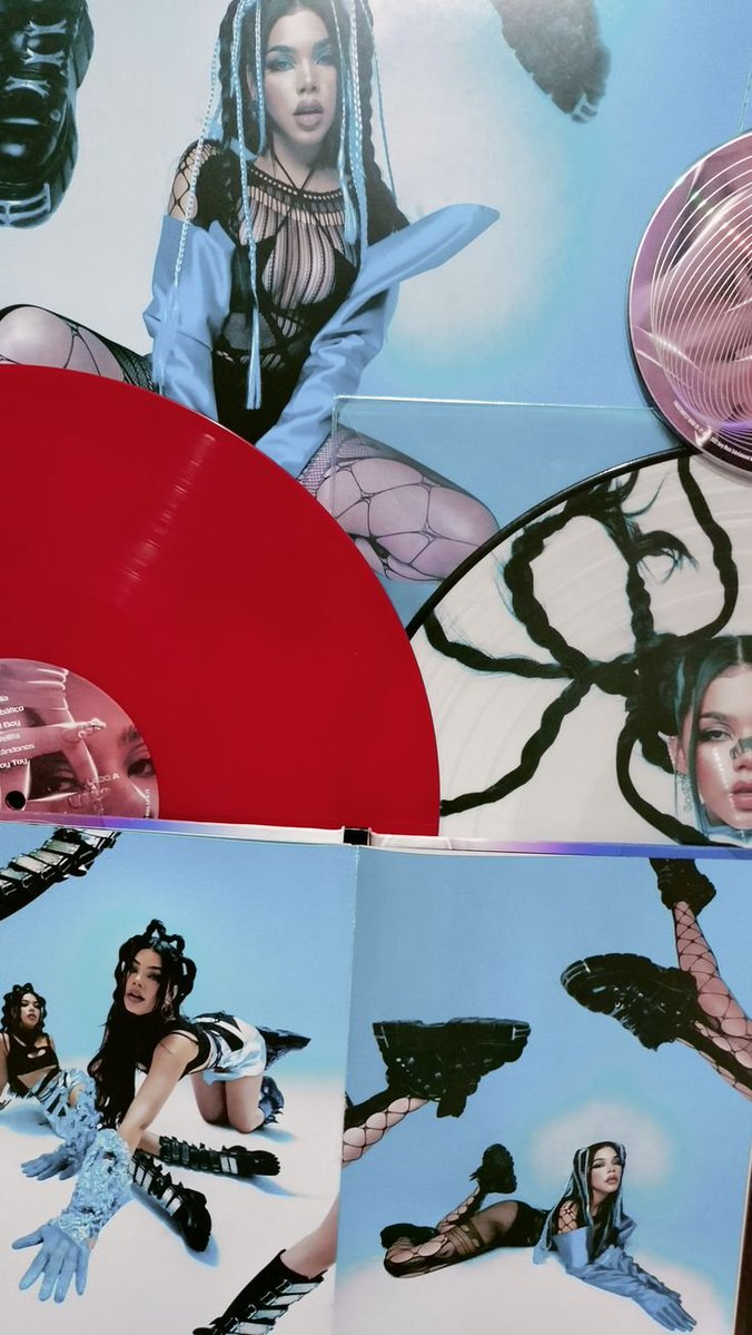 1PopMexico's tweet photo. Kenia Os es de las pocas artistas en la actualidad en entregar sus álbumes en formato de disco Vinilo y de una forma impresionante. 🇲🇽 https://t.co/8gEoEICWnT