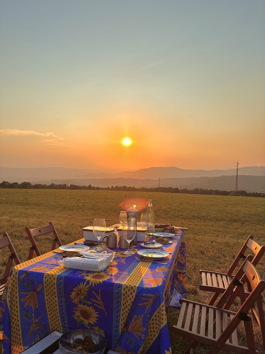 calignasidedebo's tweet photo. diumenge al capvespre poguer compartir amb amics un bon picnic amb la posta de sol desde el Collsacabra és un petit gran plaer que m’agrada compartir i estar molt be de preu, no sempre els plaers cal gratar-se la cartera !! #picnic #collsacabra #postadesol https://t.co/xznhcvwKyg