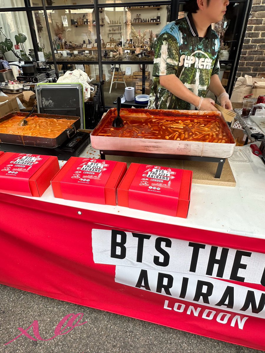 blue_biscuits's tweet photo. THE CITY ARIRANG LONDON JUNG FESTIVAL なんとかこのバッグだけはゲットできました
会場の街はZONE3なのかな、だいぶ、いろんな意味でローカルな街でした。観光客がまず来ないだろう場所
ところでロンドン来て未だにイルアミどころか日本人観光客を見かけてません
#あおたび #BTS_ARİRANG_LONDON https://t.co/8eeL66LYOk