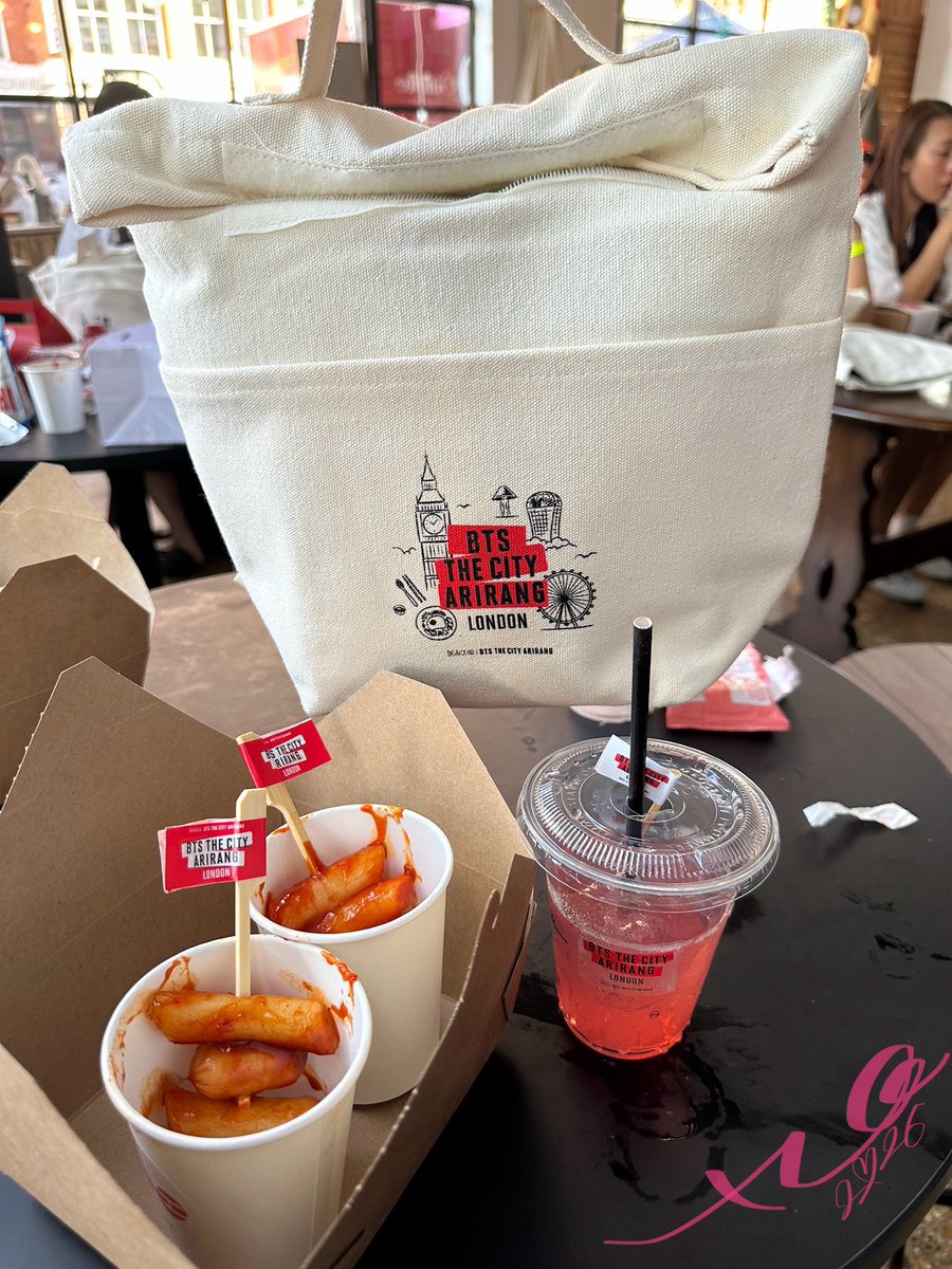 blue_biscuits's tweet photo. THE CITY ARIRANG LONDON JUNG FESTIVAL なんとかこのバッグだけはゲットできました
会場の街はZONE3なのかな、だいぶ、いろんな意味でローカルな街でした。観光客がまず来ないだろう場所
ところでロンドン来て未だにイルアミどころか日本人観光客を見かけてません
#あおたび #BTS_ARİRANG_LONDON https://t.co/8eeL66LYOk