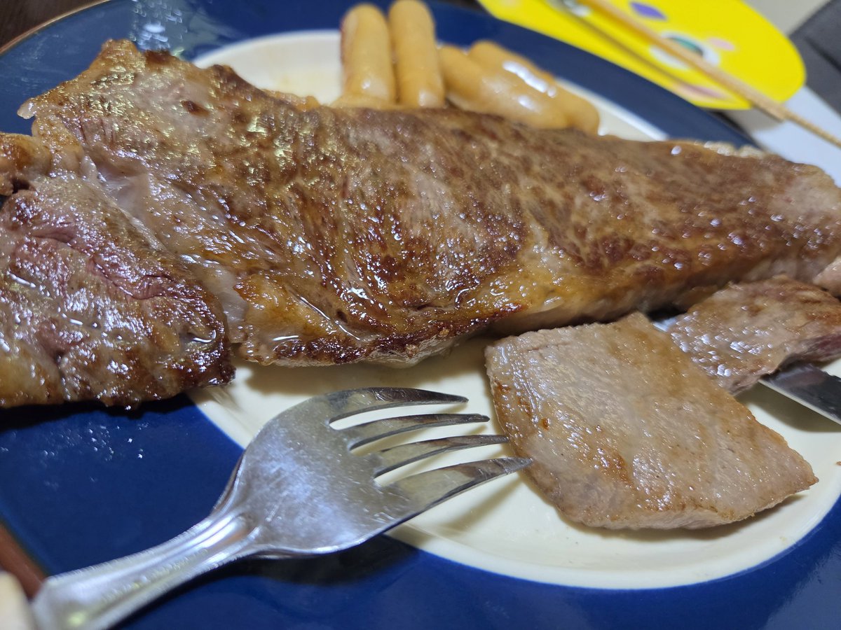 to19901003's tweet photo. 肉ぅ！！（昨日）
厚さ15-20cmくらいで1600円！？
ロピア最強です https://t.co/2XtrN9r0Wm