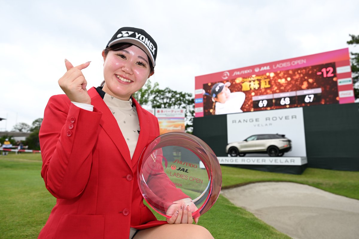 JLPGA_official's tweet photo. ルーキー1番乗りで掴んだ、JLPGAツアー初優勝✨

#倉林紅

資生堂・JAL レディスオープン 🏆
#心動かす瞬間 https://t.co/ezijsIEcZV