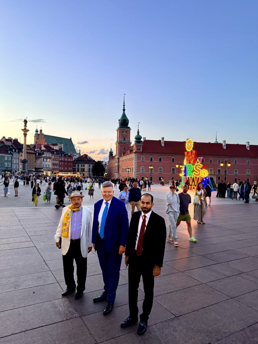 RobertRostek's tweet photo. يسرنا أن نرحب في وارسو 🇵🇱 بممثلينا الاجتماعيين في:

جدة، المملكة العربية السعودية، 🇸🇦 القنصل الفخري السيد حسن عمر العطار

وفي:
مسقط، سلطنة عمان، 🇴🇲 القنصل الفخري الشيخ أحمد الهنائي

مع جزيل الشكر 🙏 على جهودكم المتميزة في خدمة بولندا! https://t.co/stZ4MejmuZ