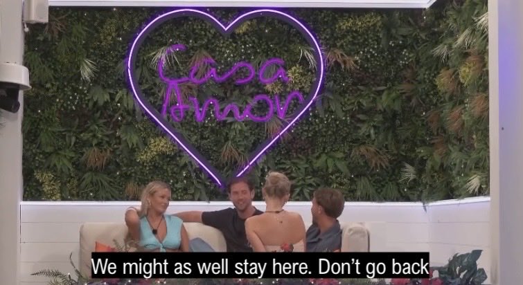 petalsliz's tweet photo. “me and you did the exact same thing” SHUT THE FUCK UP YOU DELUSIONAL WHORE #loveisland #loveislanduk https://t.co/UAqbGFdW5c