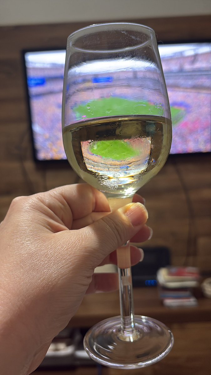 FlaviaXai's tweet photo. Me divertindo horrores e tomando meu vinho assistindo ao #camisa24 https://t.co/rqUcLAjlSC