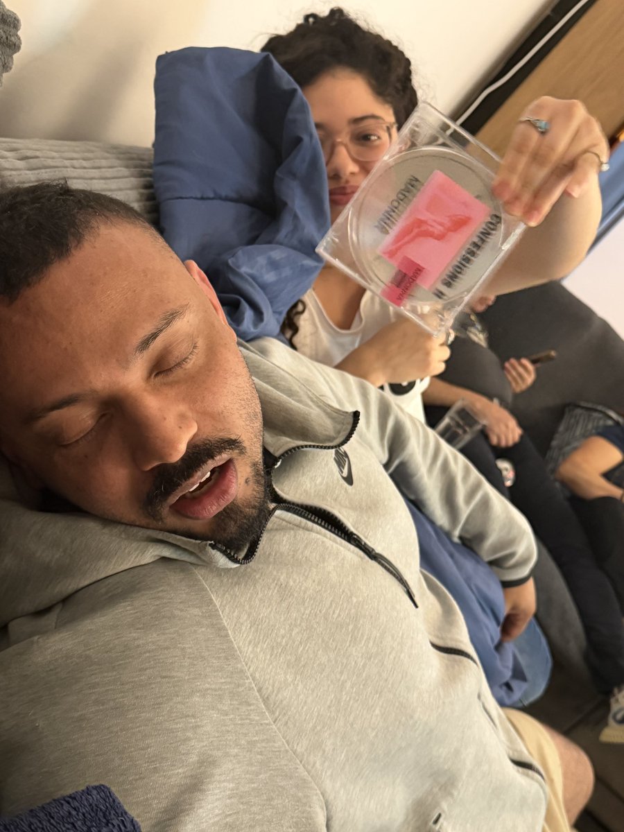 uil_'s tweet photo. Marido passando mal pela emoção do jogo e a cunhada abanando com o ÁLBUM DO ANO #camisa24 #confessionsii https://t.co/a0Qb7MiGyb