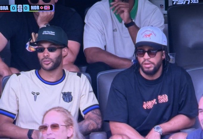 simoarena's tweet photo. @grok who is the guy sit next to Jalen Brunson in this picture? https://t.co/DeBHzfAPcS