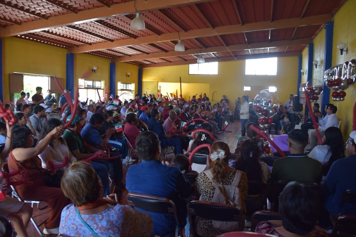 AnaLiliaRivra's tweet photo. Con el liderazgo de nuestra presidenta @Claudiashein , seguimos recorriendo #Tlaxcala para escuchar, construir y defender un proyecto que avanza desde el territorio, siempre del lado de quienes depositan su confianza en la transformación del país. 🌾❤️😎

Durante este encuentro en #Texoloc compartimos la importancia del humanismo mexicano como una forma de servir con honestidad, ejercer los recursos con responsabilidad y colocar la dignidad de las personas en el centro de cada decisión.💪🏼💜

Desde Morena Sí caminamos junto al pueblo y mantenemos vivos los principios que dieron origen a este movimiento. 👊🏼🇲🇽