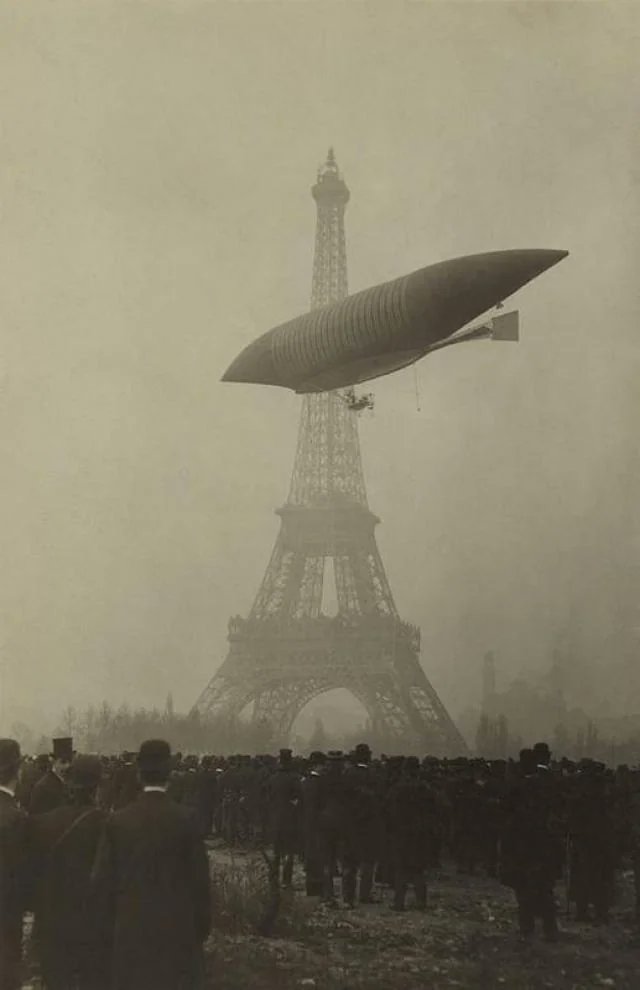 SciFiArchives's tweet photo. Lebaudy brothers dirigible over Paris, 1903. https://t.co/Ro5kwrNkak