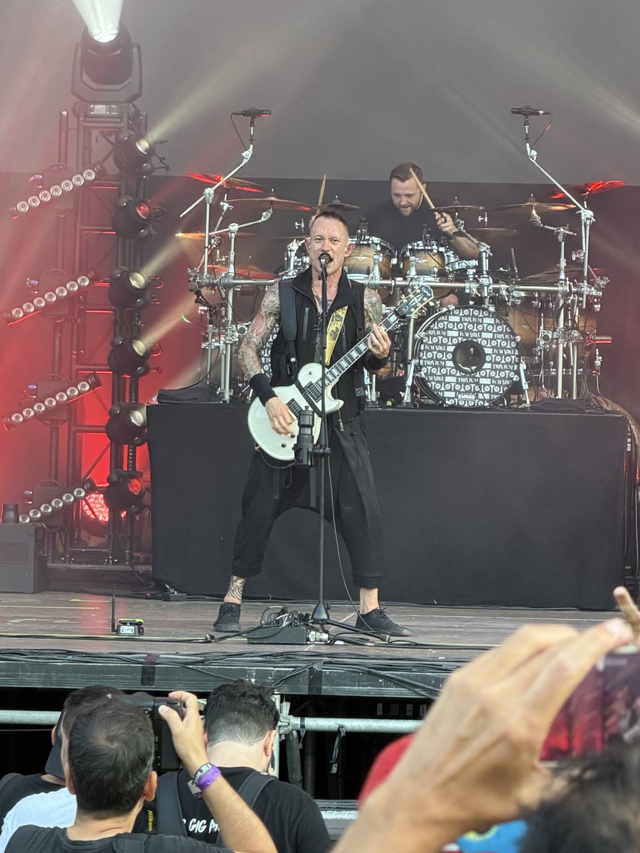 AbelNYK's tweet photo. @matthewkheafy thank you so much for the amazing concert in Murcia. We love you. See you soon. Trivium foREVer https://t.co/m9C47re6I4