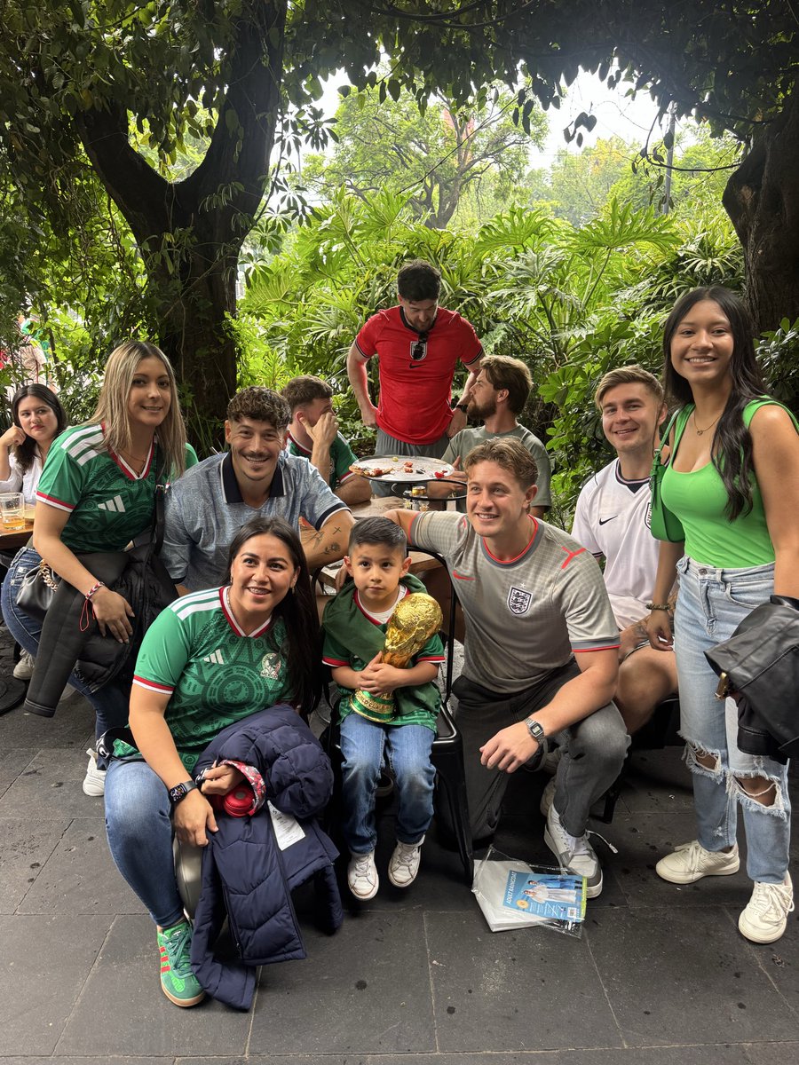 JoeHall97's tweet photo. Honestly, what a great welcoming country! Exactly what footballs about!

#engvmex

🏴󠁧󠁢󠁥󠁮󠁧󠁿🇲🇽 https://t.co/rXF8aDXn8A