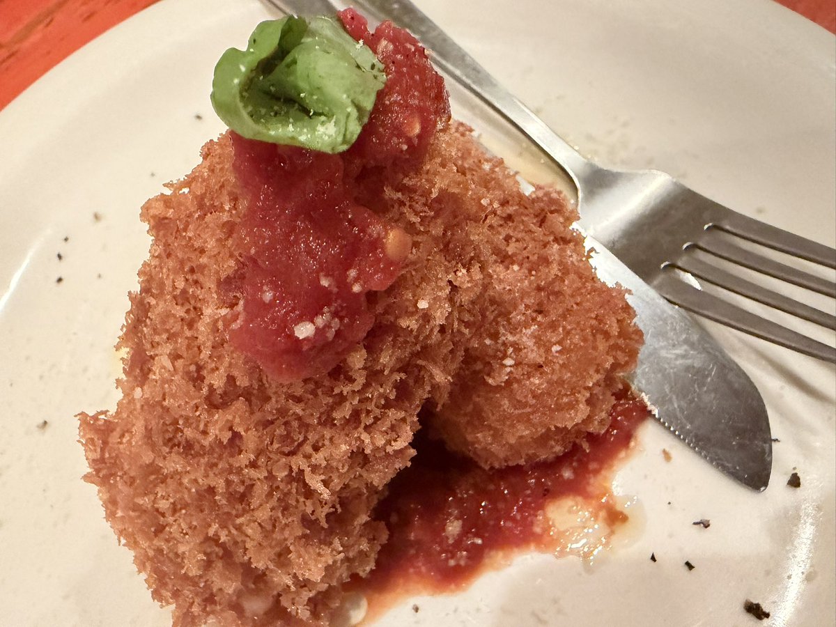 InafStroganoff's tweet photo. おはようございます☀

深夜にジャンプを買いにコンビニに行きました。
先週の教訓を活かし、もっと遅い時間に行ったところ、入荷はしていましたが検品中で売ってもらえませんでした。
目の前にあるのに買えない。
あまりにも自分が可哀想なので今日は労わってやろうと思います。

今日も1日ジャンプ https://t.co/zDC0yD2kN6
