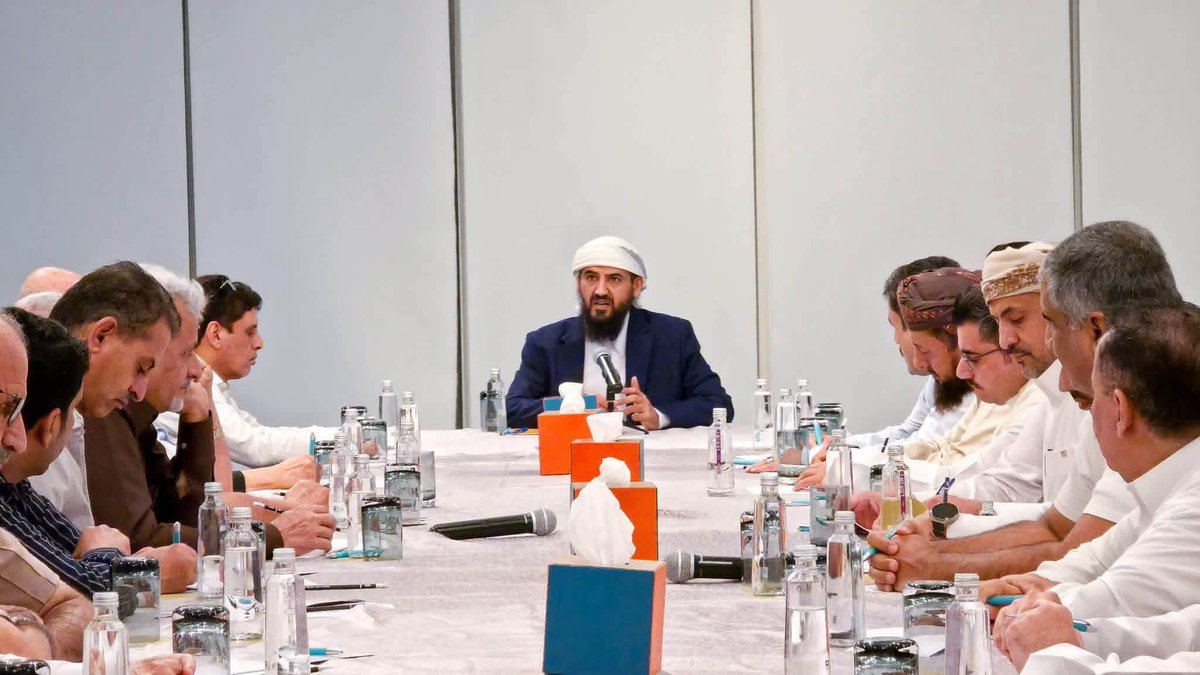 AnwrAl8438's tweet photo. نائب رئيس مجلس القيادة الرئاسي القائد العام للقوات الجنوبية #ابو_زرعة_المحرّمي يعقد لقاء موسع مع الوفد الجنوبي ويؤكد أهمية الإعداد لإنجاح الحوار الجنوبي. https://t.co/9mVwSOu9EM