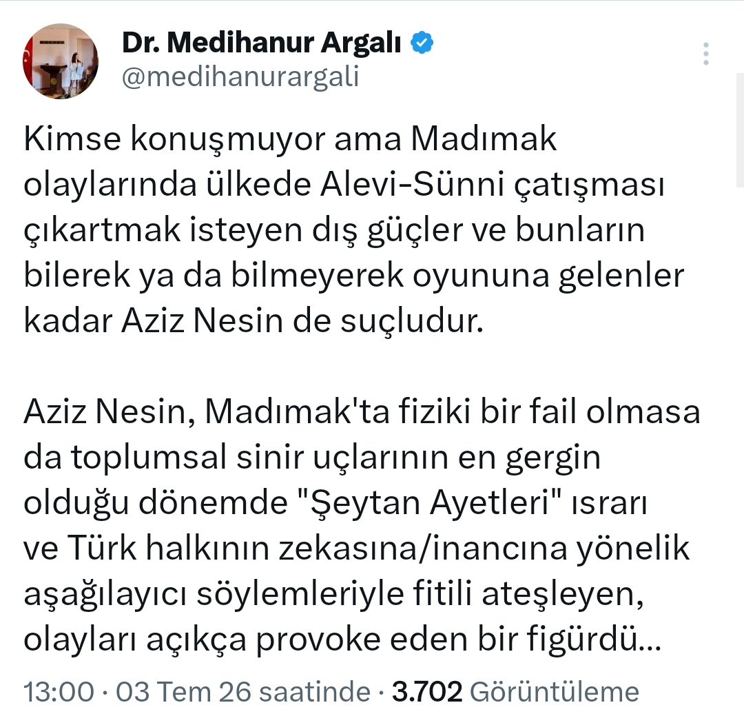 Demjin_Exael's tweet photo. "Şeytan Ayetleri ısrarı" diyerek Aziz Nesin'i provokatör ilan edip suçu yobazların/mürtecilerin omzundan alıp mağdura yıkarak mı Madımak anıyorsun ülkücü Mediha? Senin bu leş mantığınla İslam'a karşı çıkan herkes sinir uçlarına dokunduğu için suçlu, provokatör. Rezil, süfli seni. https://t.co/EYYbxqu8ce