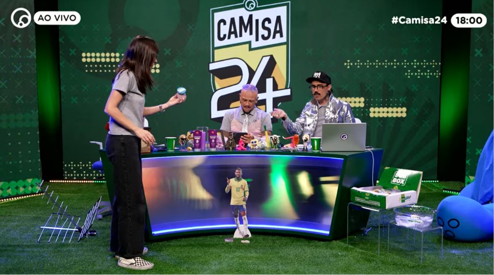 heygrands's tweet photo. os cara jogando água benta no neymar vsf kkkkkkkkkkkk https://t.co/1wBYRuMtGx
