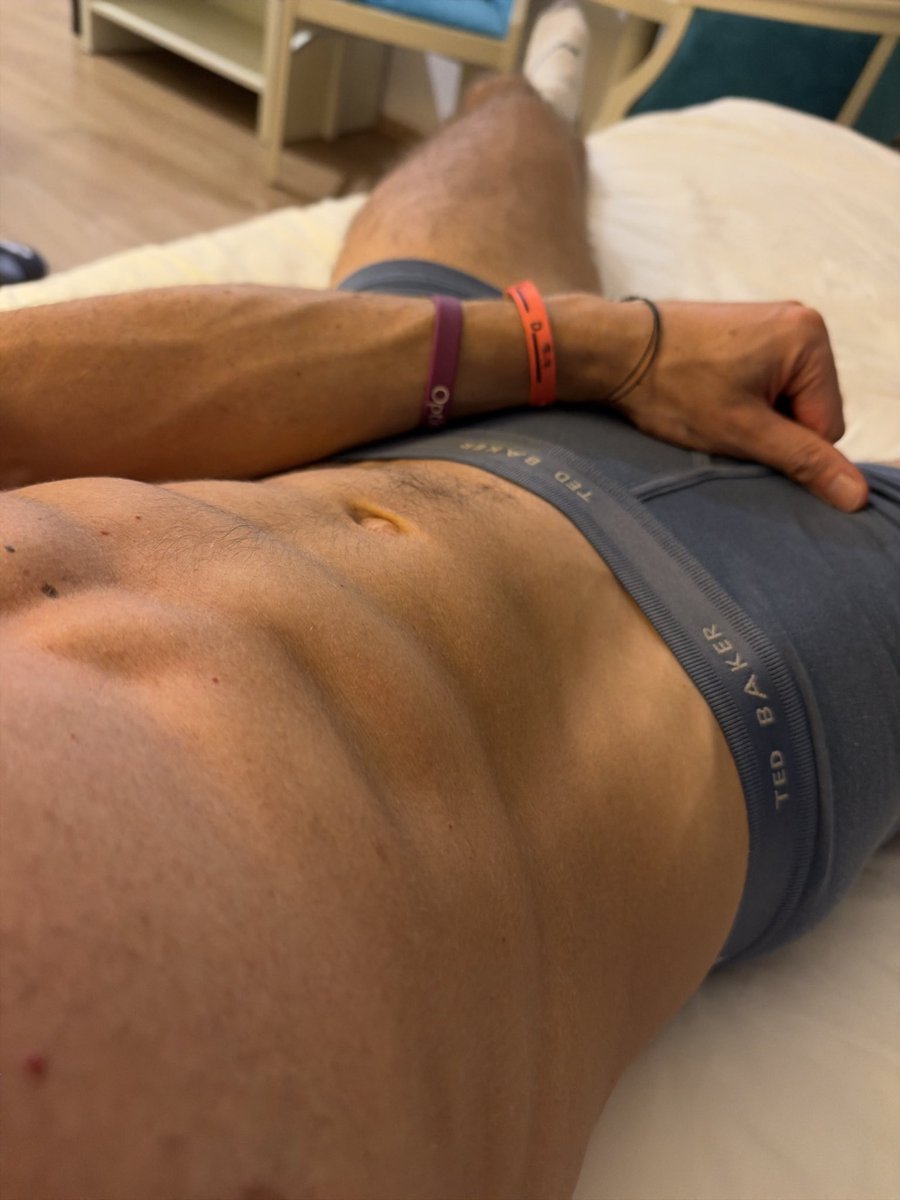 peachyy899's tweet photo. Bored after dinner, what should I do? 🤔 #gay #gaytwitter #abs #muscle #boxers https://t.co/FoBPkjJAmz