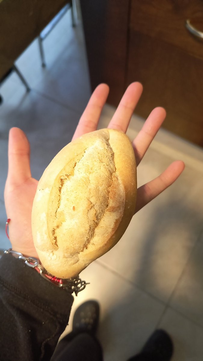 ferniesan's tweet photo. "Papá, vete por unos bollillos para preparar unas tortas y comer"

Los bolillos que compró mi padre: https://t.co/hmQQD2DDH8