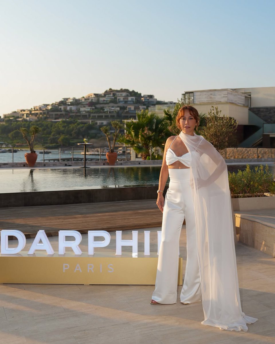 BurcinGeoFan's tweet photo. 😍❤️🤍 @terziogluburcin #BurçinTerzioğlu @DarphinTurkiye 
#AlemSummerWeekend https://t.co/Tff1eeXFR0