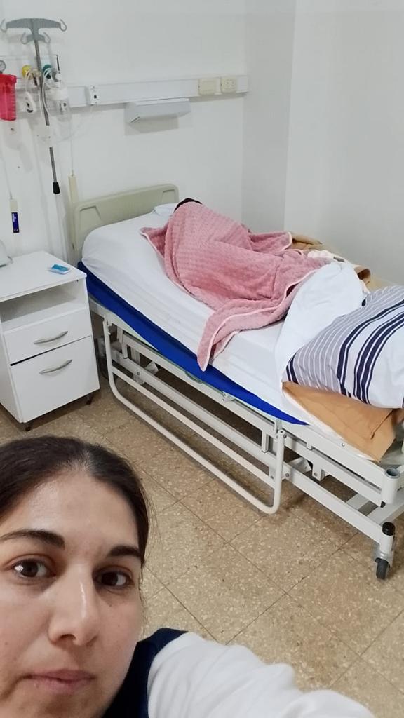 soleOliva9's tweet photo. @marmiami0101 Fer espera y necesita urgente apoyo económico porque junto a su mamá están pasando días de mucho dolor es muy agobiante para ella ver q su mamá le cuesta mucho  , eso hace q decaiga  ..pero aun así saca fuerzas sonríe y tiene mucha fe . apoyenlas ❤ 🙏 https://t.co/UBsV1iRmPA