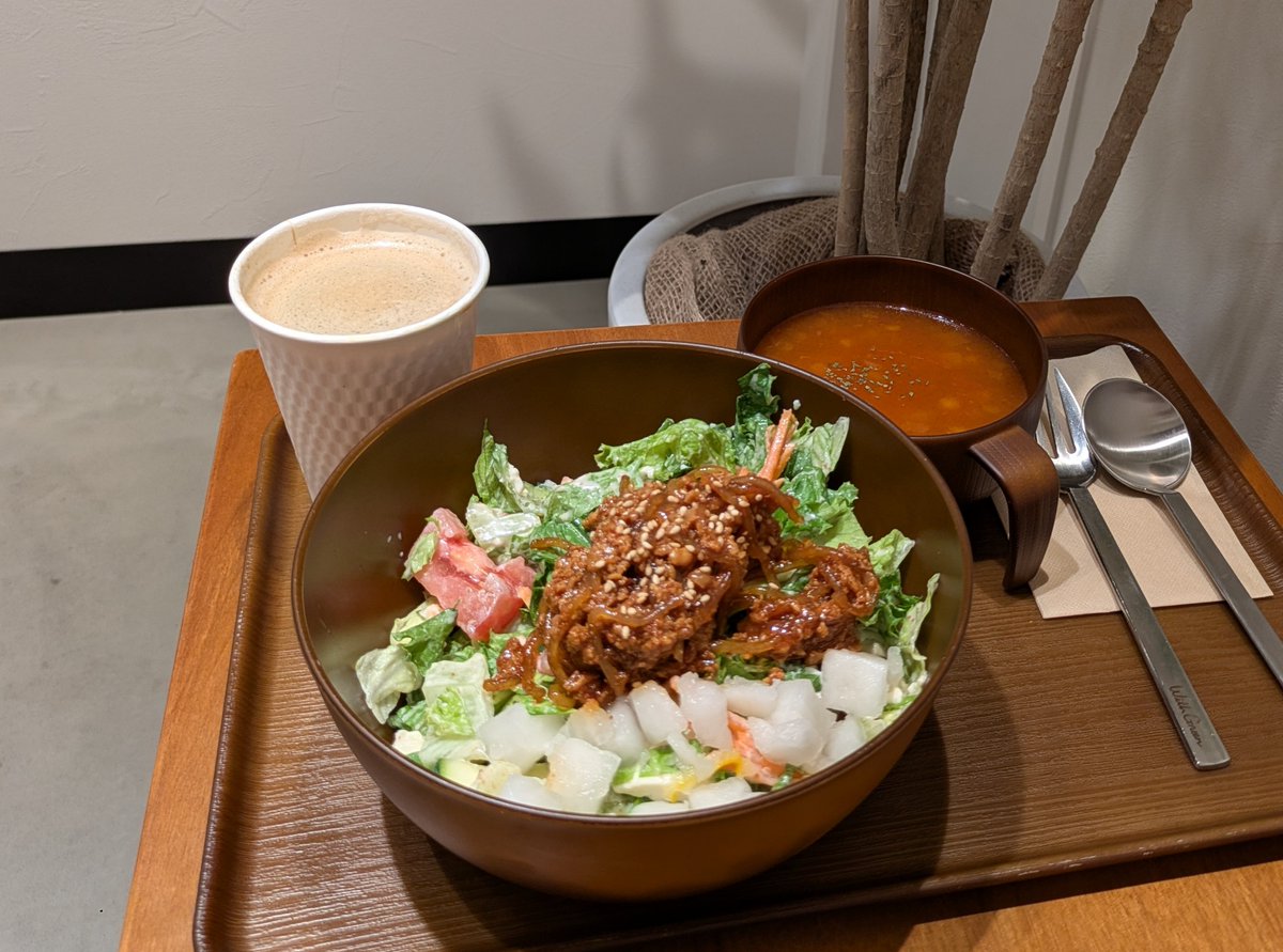 kochanoato1215's tweet photo. 「With Green」(日比谷仲通り店)数ヶ月前OPENした店舗でのランチ!限定〝肉味噌たっぷり麻婆春雨と夏採れズッキーニのサラダ〟サラダでもスープ、コーヒーまで添えると満腹感が…^^
日比谷は「トイ・ストーリー5」を見に来た家族連れでにぎやかです(^^♪
#WithGreen https://t.co/rJDNjqpC0Q