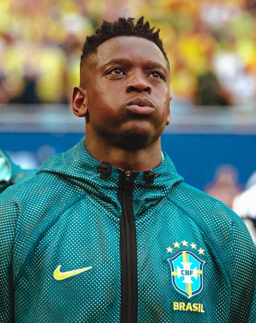 sujunior_0's tweet photo. No dia que Luiz Henrique do Botafogo for reserva para esse morto vivo do Rayan, eu paro de assistir futebol.

Continuo afirmando isso tranquilamente. Na França temos Olise por exemplo que vai pra cima em todos os lances.

Agora o Rayan? Só faz tocar para o lado. https://t.co/dqexoiGhiF