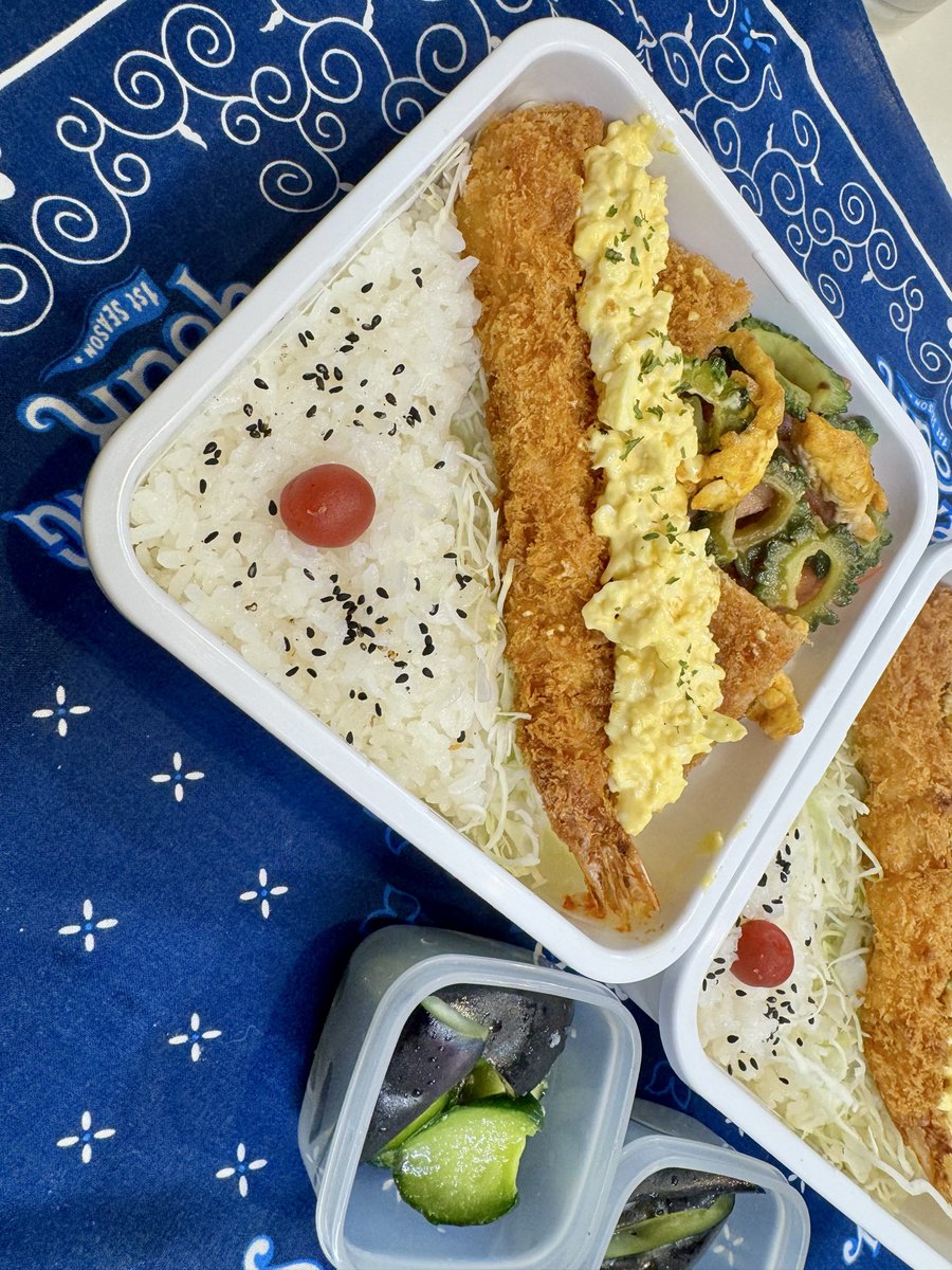 kashikashi299's tweet photo. おはようございます(^○^)

今週も #お弁当 スタートです🍱✨
エビフライ＆ハムチーズフライに、手作りのタルタルソースをたっぷりかけました！
ゴーヤチャンプルは家庭菜園で初収穫したゴーヤ🌱初めてだけど苦味がなくて大成功🙌
茄子ときゅうりの浅漬け、さっぱり美味しいです😋

月曜日が始まりました。
今週もぼちぼち頑張りましょう〜！💪
