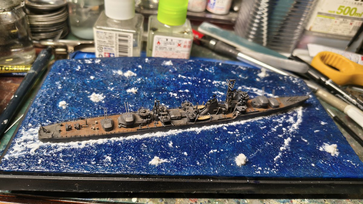 asidrainsanseiu's tweet photo. 【完成】
ヤマシタホビー　1/700　防空駆逐艦　冬月

組んだ感想としては、残念な点もいくつかありますが、よりディテールの細かな秋月型駆逐艦を手軽にゲット出来るようになるのは、すごくありがたいなと思いました。 https://t.co/15NQBreToB