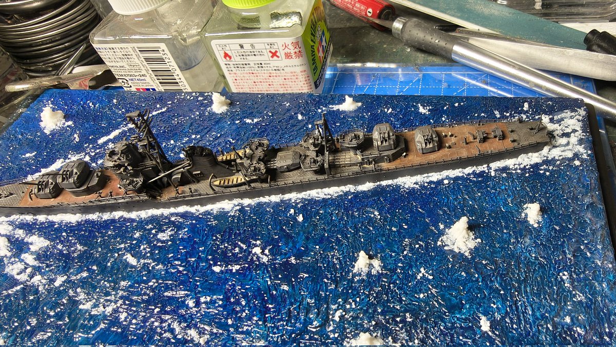 asidrainsanseiu's tweet photo. 【完成】
ヤマシタホビー　1/700　防空駆逐艦　冬月

組んだ感想としては、残念な点もいくつかありますが、よりディテールの細かな秋月型駆逐艦を手軽にゲット出来るようになるのは、すごくありがたいなと思いました。 https://t.co/15NQBreToB