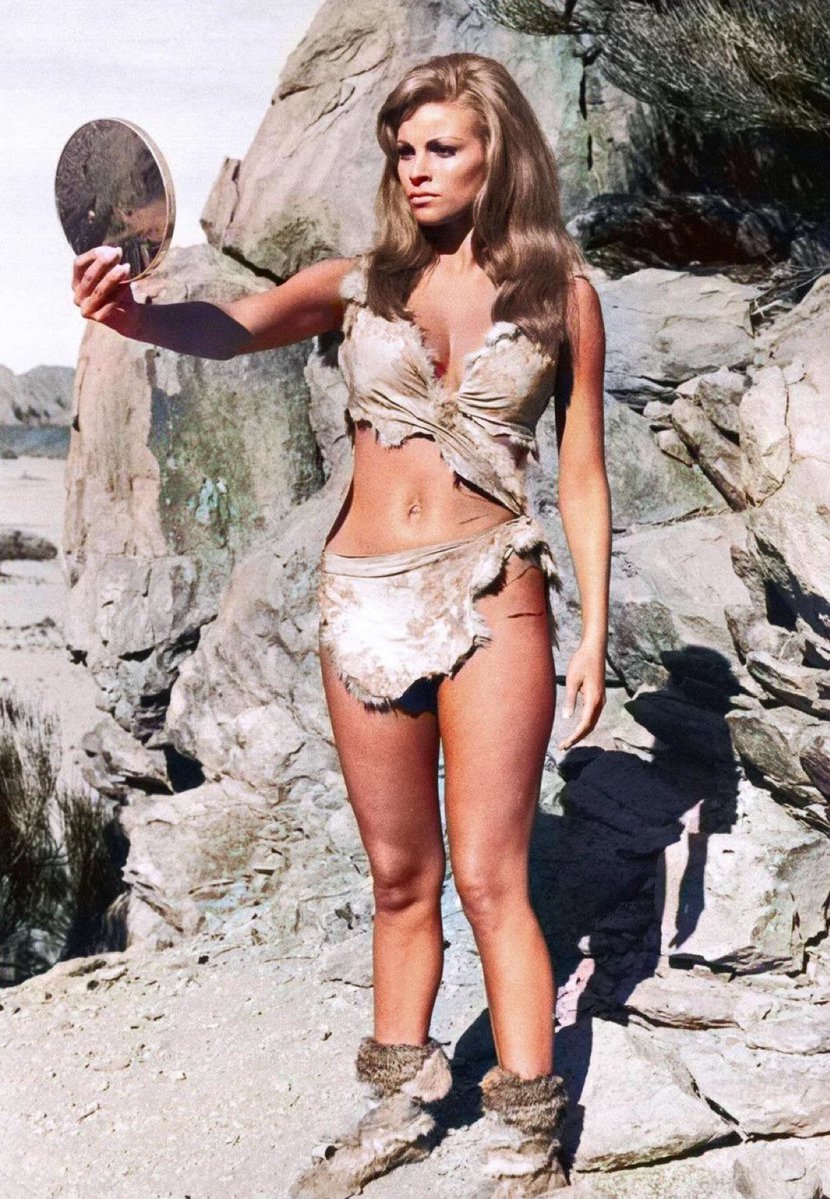For_Film_Fans's tweet photo. Raquel Welch on the set of ‘One Million Years B.C.’ (1966) https://t.co/ZHK2SHU4VG
