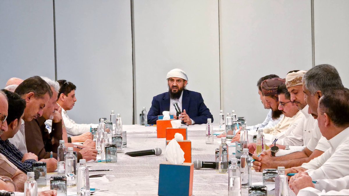 Shabwa_Gate's tweet photo. ترأس عضو مجلس القيادة الرئاسي، أبو زرعة المحرمي، بحضور رئيس هيئة التشاور والمصالحة، محمد الغيثي، لقاءً موسعاً لأعضاء الوفد الجنوبي في العاصمة السعودية الرياض.
يأتي اللقاء في إطار الجهود التشاورية الرامية للتحضير للحوار الجنوبي وتهيئة الظروف المناسبة لإنجاحه وتحقيق أهدافه الوطنية. https://t.co/sVavbBikDJ