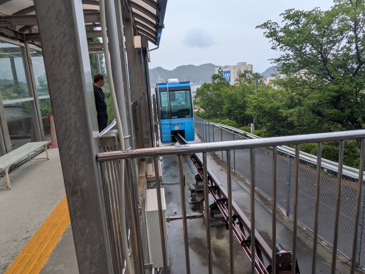geky3zen's tweet photo. ７月４日の鳴門線。高速鳴門のバス停に降り立つと出迎えてくれたのは「すろっぴー」と呼ばれる斜行式エレベーターのような乗り物でした。高所にあるバス停と麓にある観光案内所との間を結んでいて無料で乗車することができます。エレベーターみたいにボタンを押して呼び出します。 https://t.co/YCdz5Lp8xu
