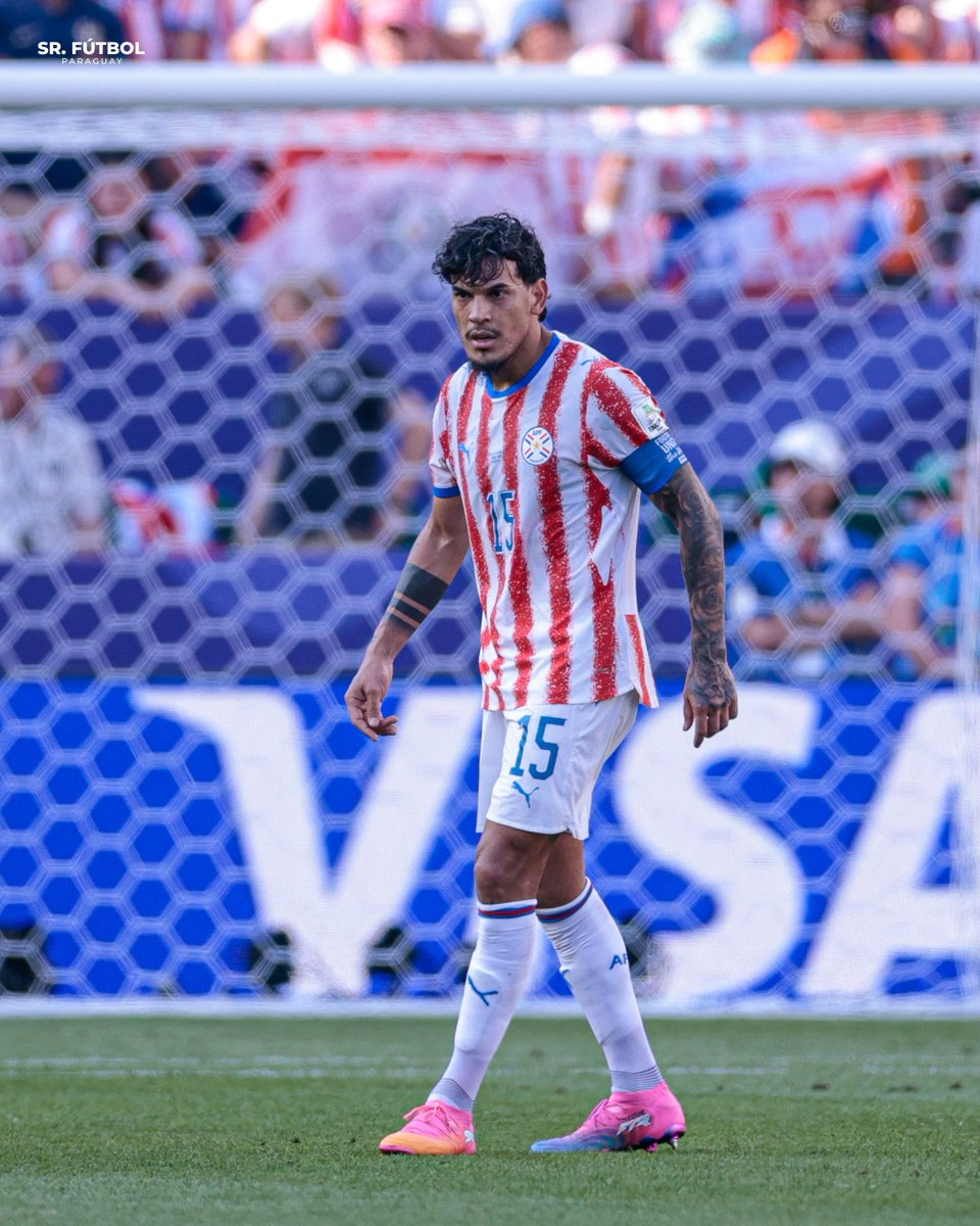 SrFutbolPy's tweet photo. Esto que escribió Gustavo Gómez:

"Llevar la camiseta y representar mi país en un Mundial, es el orgullo más grande de mi vida.

A nosotros, nunca nos regalaron nada. Todo nos cuesta el doble. Si algo nos define, es que siempre, absolutamente siempre, nos levantamos ante la adversidad.

Nos pueden ganar, nos podemos quedar afuera de un Torneo y sufrir juntos, pero jamás tocar nuestra esencia. Eso no se negocia, porque lo llevamos en la sangre".

❤️🇵🇾 Capitán, carajo.