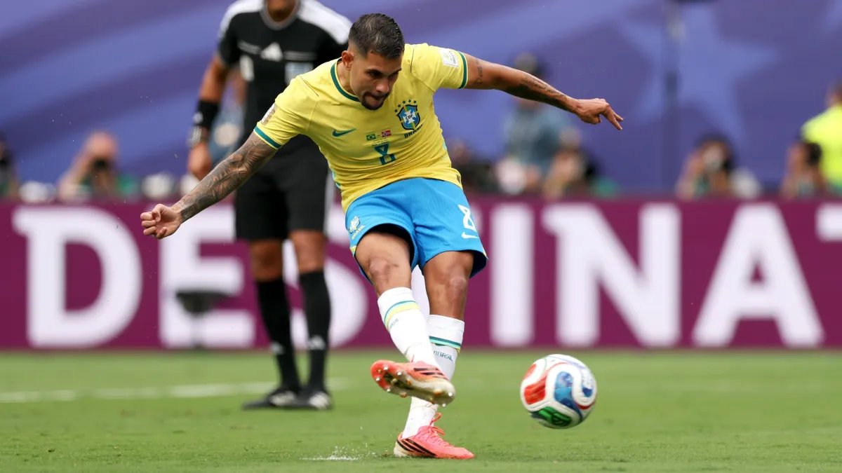 poptime's tweet photo. ancellotti como técnico do brasil:

"entao, temos o vini jr e o doidinho do centro pra bater o pênalti, quem você acha melhor?"
"vamos com o doidinho do centro" https://t.co/Y484Z9uenh