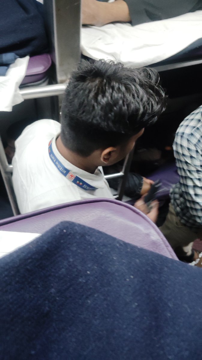 Sumitsha516's tweet photo. @RailwaySeva @IRCTCofficial sir ye train staff ne nahi che leti ladies se 5 thousand rupees leke is ladies ki niche ki seat provide kari hai jisse baki yatriyon ko kafi pareshani ho rahi hai pnr no 6406075840 mo no 8920484256. https://t.co/JNuQxFmn4Y