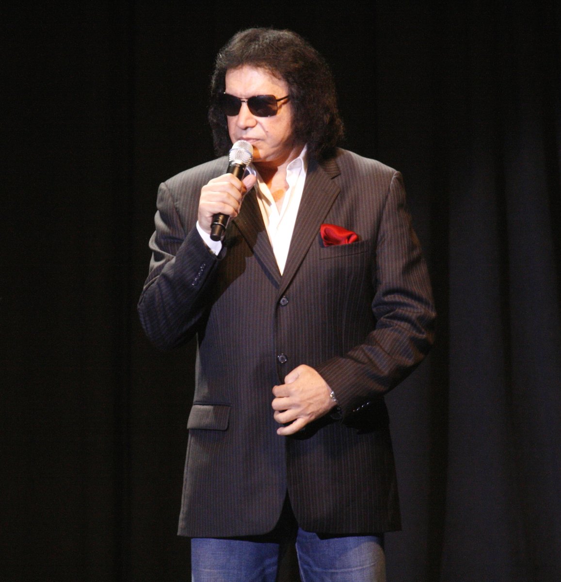 Ravious101's tweet photo. Gene Simmons explicitly stated, "If you don't like America, please go back to where you f@king came from."
"250 years of telling the world if they don't like it, f@ck off. This is the greatest country... I myself am an immigrant, but a legal one. I came through the lawful way. You wait in line, you respect the country, respect its laws, and then you become a citizen of the United States of America."